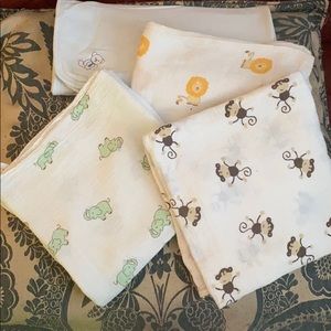 Four Baby swaddling blankets in 100% cotton.